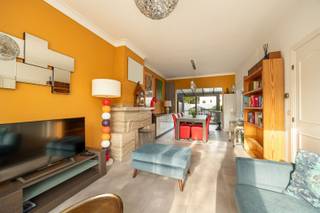 Maison rénovée de 3 chambres à coucher dans le quartier calme des oiseaux.Situation centrale, proche de tout et facilement accessible par les voies d'accès.Aménagement : hall d'entrée avec toilettes invités, séjour très lumineux sur sol carrelé facile d'entretien, cuisine entièrement équipée avec tous les appareils et beaucoup d'espace de rangement, véranda avec grande porte coulissante donnant sur le jardin de ville facile d'entretien ; V1 : trois chambres, salle de bains avec douche à l'italienne et toilettes.Extras : Rénové : toiture + isolation, fenêtres avec volets électriques et porte d'entrée, installation électrique conforme, chaudière à condensation HR, cuisine, sols, jardin joliment aménagé,...Cave pratique !Info/visite : 03/283 83 00 - noord@sinjoor.be