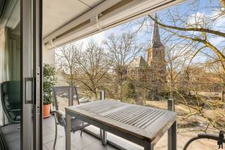 Dit lichtrijke en instapklare appartement combineert comfort, ruimte en een warme uitstraling op een uitstekende ligging.Indeling:- Inkomhal met...