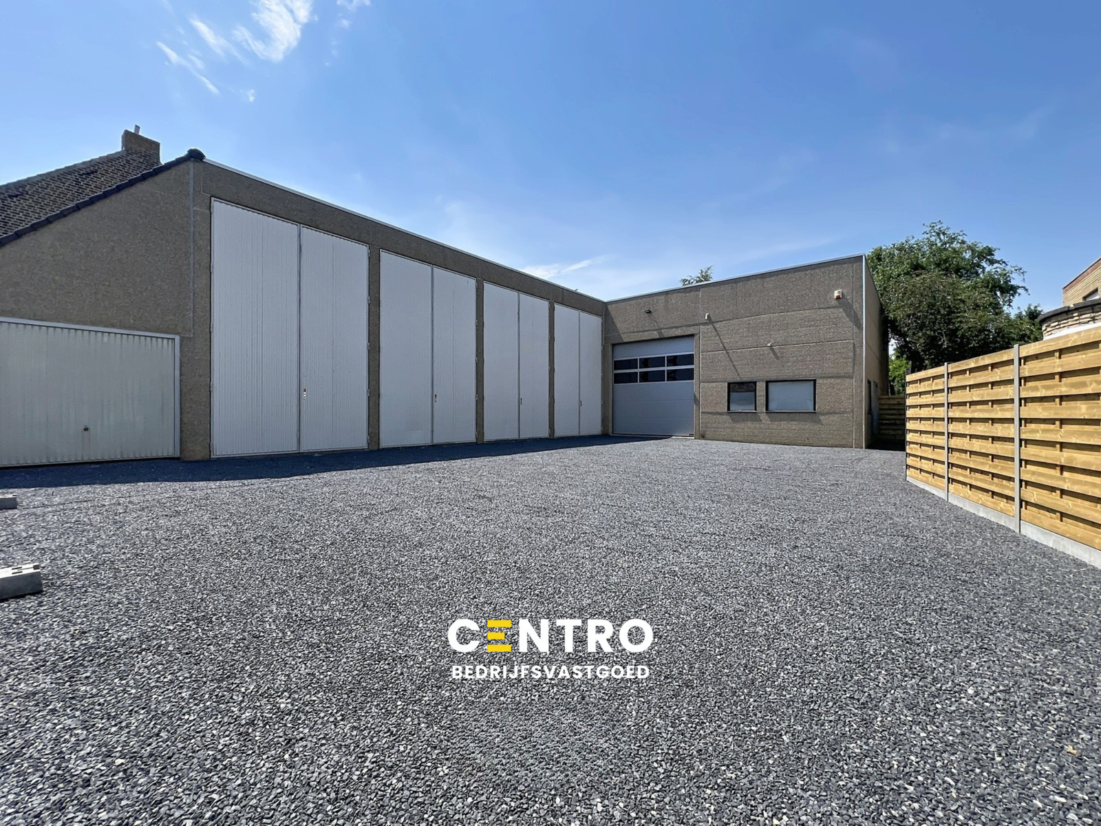 Instapklaar bedrijfspand (±345 m²) met magazijn, kantoor én 4 verhuurbare opslagunits, 1 garage en ruime parking op 603 m² te INGELMUNSTER! - foto 1
