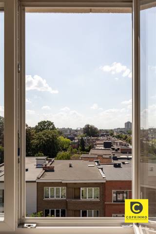 <p><span>Charmant Art Deco-appartement met 2 slaapkamers, terras en autostaanplaats in de gegeerde Tentoonstellingswijk !</span></p><p><span>Op een toplocatie in de geliefde Tentoonstellingswijk, aan de Camille Huysmanslaan, bevindt zich dit uitzonderlijk charmante 2-slaapkamerappartement van ca. 100 m² op de 6de verdieping van een prachtig Art Deco-appartementsgebouw. Authentieke charme en hedendaags moderne look gaan hier hand in hand, wat resulteert in een unieke en warme woonbeleving.</span></p><h3><span>Locatie</span></h3><p><span>De Camille Huysmanslaan is zonder twijfel één van de meest gegeerde lanen van de Antwerpse Tentoonstellingswijk. Deze karaktervolle buurt staat bekend om haar prachtige architectuur, brede lanen en rustige, residentiële sfeer, terwijl alle dagelijkse voorzieningen zich op wandelafstand bevinden.</span></p><p><span>In de onmiddellijke omgeving vindt u tal van buurtwinkels, supermarkten, scholen, gezellige horecazaken en het groene Hertoghepark en Nachtegalenpark. Dankzij de vlotte verbinding met het openbaar vervoer, de Singel en de Antwerpse Ring geniet u bovendien van een uitstekende bereikbaarheid, zowel met de wagen als met de fiets of het openbaar vervoer. Een ideale ligging voor wie rustig wil wonen zonder in te boeten aan mobiliteit en stadscomfort.</span></p><h3><span>Indeling</span></h3><p><span>Reeds bij aankomst maakt de statige Art Deco-gevel indruk, maar eenmaal binnen wordt duidelijk dat dit slechts een voorproefje is. Via de prachtige authentieke tractielift bereikt u de zesde verdieping, waar u wordt verwelkomd in een verzorgde inkomhal met stijlvolle gietvloer en een apart gastentoilet.</span></p><p><span>De absolute blikvanger van het appartement is zonder twijfel de bijzonder lichtrijke leefruimte. Dankzij de hoge ligging en de brede raampartijen geniet u hier van een overvloed aan natuurlijk licht én een prachtig, weids uitzicht over de karaktervolle gebouwen van de omgeving. Authentieke elementen zoals de fraaie visgraatparketvloer en de elegante boog zorgen voor een warme, karaktervolle sfeer. Bovendien biedt de royale oppervlakte moeiteloos plaats aan een ruime zithoek en een grote eettafel.</span></p><p><span>De recent gerenoveerde open keuken sluit naadloos aan bij de leefruimte en vormt een prachtig contrast tussen authentieke charme en moderne afwerking. De keuken is volledig uitgerust met alle nodige toestellen en beschikt bovendien over een praktische bergkast waarin de wasmachine en droogkast discreet werden geïntegreerd.Vanuit de keuken heeft u toegang tot het aangename zuidoostgerichte terras, waar u volop kunt genieten van de ochtend- en namiddagzon.</span></p><p><span>Via de nachthal bereikt u de twee volwaardige slaapkamers, beide afgewerkt met een prachtige visgraatparketvloer. De ruime master bedroom van maar liefst 17 m² baadt dankzij de brede raampartijen in het daglicht en biedt voldoende ruimte voor een royaal bed en een grote kleerkast. Ook de tweede slaapkamer is bijzonder ruim en leent zich perfect als tweede slaapkamer.</span></p><p><span>De recent vernieuwde badkamer werd stijlvol afgewerkt met Mortex-wanden en beschikt over een ruime inloopdouche en een moderne lavabo.</span></p><p><span>Een extra troef is de afzonderlijke dakkamer op de bovenliggende verdieping. Deze veelzijdige ruimte is ideaal als bureau, hobbyruimte of gastenkamer.</span></p><p><span>Daarnaast beschikt het appartement over een individuele kelderberging en een gemeenschappelijke fietsenstalling.</span></p><p><span>Een autostaanplaats dient verplicht mee aangekocht te worden aan een vraagpijs van 35.000 euro, een bijzonder waardevolle meerwaarde in deze buurt waar parkeren vaak een uitdaging is.</span></p><h3><span>Troeven</span></h3><ul><li><span>Ruim appartement van ca. 100 m²</span></li><li><span>Twee volwaardige slaapkamers</span></li><li><span>Zonnig, zuidoost-gericht terras</span></li><li><span>Extra dakkamer, ideaal als bureau of gastenkamer</span></li><li><span>Gunstig EPC</span></li><li><span>Elektriciteit conform</span></li><li><span>Asbestveilig</span></li><li><span>Individuele kelderberging</span></li><li><span>Gemeenschappelijke fietsenstalling</span></li><li><span>Autostaanplaats (35.000 euro)</span></li><li><span>Topligging in de gegeerde Tentoonstellingswijk</span></li></ul><p><span> </span></p><p><span>Bent u op zoek naar een karaktervol appartement waar authenticiteit, ruimte en hedendaags comfort perfect samenkomen? Dan is dit unieke appartement absoluut een bezoek waard.</span></p>