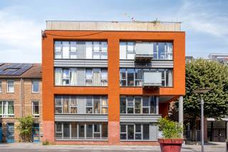 <p>Ben je op zoek naar een instapklaar appartement vlakbij de meest hippe wijken van Brussel? Of wens je een slimme vastgoedinvestering te doen met een onmiddellijk rendement?</p>
<p>Dan is dit appartement geschikt voor jou!</p>
<p>Het appartement is als volgt ingedeeld: op de derde verdieping geeft de inkomhal toegang tot de lichtrijke leefruimte met een aansluitend balkon waar je geniet van een uniek kanaalzicht. Daarnaast beschikt het pand over een volledig uitgeruste keuken, een badkamer, een apart toilet en twee comfortabele slaapkamers.</p>
<p>Voor investeerders is dit een uitstekende zaak met stabiele inkomsten vanaf dag één. Het pand is momenteel betrouwbaar verhuurd voor 1260 euro per maand inclusief lasten. Met een vraagprijs van 290000 euro geniet je hier direct van een aantrekkelijk bruto rendement. Ook voor eigen bewoning is dit de ideale kans om comfortabel te wonen dichtbij de stad.</p>
<p>Ook het gebouw zelf is helemaal klaar voor de toekomst en uitstekend beheerd door syndicus Dynamic Services. De werkelijke totale kwartaallasten voor dit aandeel (kavel D31 - 102/1.000sten) variëren per seizoen en liggen gemiddeld erg laag: tussen de 147,50 euro en 186,75 euro per maand. Dit bedrag omvat zowel het eigenaarsdeel als het complete occupantsdeel, inclusief het privatieve waterverbruik en de elektriciteit van de gemene delen.</p>
<p>Er zijn recent 22 gemeenschappelijke zonnepanelen geplaatst en de opstart van een lokale energiecommunity is volop aan de gang, waardoor bewoners binnenkort goedkopere stroom afnemen op basis van het sociale tarief van het voorgaande jaar. Belangrijke financiële troef: de periodieke opvragingen voor het reservefonds (voorheen 204 euro per kwartaal voor dit aandeel) zijn volledig stopgezet omdat er een comfortabel saldo van 15025,10 euro is opgebouwd. Het werkkapitaal blijft ongewijzigd op 3000 euro voor het hele gebouw, wat de lopende vaste lasten voor de nieuwe eigenaar aanzienlijk verlaagt.</p>
<p>De locatie in de Sint-Mariastraat is een absolute troef. Op een boogscheut vind je metrostation Graaf van Vlaanderen, diverse scholen en handige buurtwinkels. Wandel de brug over het kanaal over en je staat meteen in de hippe Dansaertstraat en de gezellige pleinen van Sint-Katelijne met alle bars en restaurants.</p>
<p>EPC: C → 160 kWh/m² jaar Elektriciteit: Conform Stedenbouwkundige inlichtingen in aanvraag</p>
<p>Laat deze kans niet liggen en contacteer Mathias via 0478/70.96.49 of mathias.ehmann@weinvest.be</p>