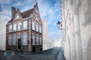 Gelegen in de geborgenheid van het Brugse centrum, op een boogscheut van de markt, ontvouwt deze oase van verfijning en rust zich naadloos achter de 17-de eeuwse barokgevel. In 2019 werd het volledig pand gerenoveerd met respect &amp; behoud van authenticiteit in harmonie met hoogwaardig comfort, zoals oa originele hoge plafonds met sierlijsten, lambriseringen, sierschouw, ornamenten, trappen, binnendeuren, maatwerk, domotica, ... <br /><br />Het B&amp;B concept voorziet een vergunning voor de uitbating van 4 kamers. Laat u onderdompelen in een wereld waar rust, schoonheid en verfijning centraal staan, met een knipoog naar Italiaans design &amp; smaak. Een plek waar tijd even stil lijkt te staan, en waar elke ervaring een blijvende indruk nalaat. Welkom in een nieuwe standaard van exclusieve beleving in Brugge.<br /><br />Overname handelsfonds bedraagt 70.000 Euro.<br /><br />Het gelijkvloers verdeelt zich in:<br />* Royale inkomhal<br />* Eetkamer met open woonkeuken (+ bergruimte) met aansluiting tot de binnenkoer<br />* Slaapkamer met ensuite badkamer (momenteel in functie als receptie)<br />* Toegang tot het kelderverdiep bestaande uit technische ruimtes, evenals een polyvalente ruimte<br /><br />De 1ste VD bestaat uit:<br />* 3 slaapkamers, elk met hun eigen luxueuze badkamer<br />* Wasruimte<br /><br />De 2de VD omvat:<br />* Dakappartement voorzien van een leefruimte met kitchenette, slaapkamer &amp; badkamer<br />* Dakterras omhuld in privacy<br /><br />EXTRA TROEVEN: Volledig instapklaar &amp; operationeel / B&amp;B vergunning / Meerdere bestemmingsmogelijkheden / Asbestveilig / Elektriciteit conform / ...<br /><br />Stedelijke inlichtingen in aanvraag.