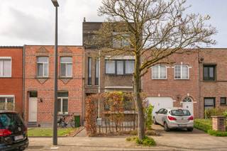 In het hart van de kindvriendelijke wijk "Neerland" in Wilrijk bevindt zich deze uiterst goed gelegen woning met 4 slaapkamers en 2 badkamers...