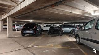 <p><span>Ondergrondse autostaanplaats te koop op toplocatie aan de Fruithoflaan. </span></p><p><span> </span></p><p><span>Ideaal voor bewoners, pendelaars of investeerders die op zoek zijn naar een veilige en vlot bereikbare parkeeroplossing in deze gegeerde buurt.</span></p><p><span> </span></p><p><span>De staanplaats bevindt zich in een verzorgde ondergrondse garage met automatische sectionale poort en comfortabele in- en uitrit via de Fruithoflaan en/of Sint-Theresiastraat. Dankzij de ruime manoeuvreerruimte rijdt u gemakkelijk in en uit.</span></p><p><span> </span></p>