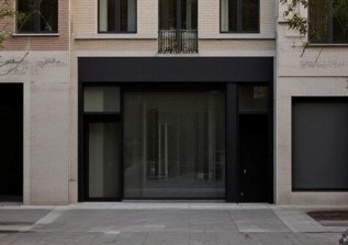 Deze casco winkel wordt opgeleverd met een nieuwe etalageraam.De winkel is +/-50m² groot en heeft nog een berging in de kelder.Het pand is gelegen...