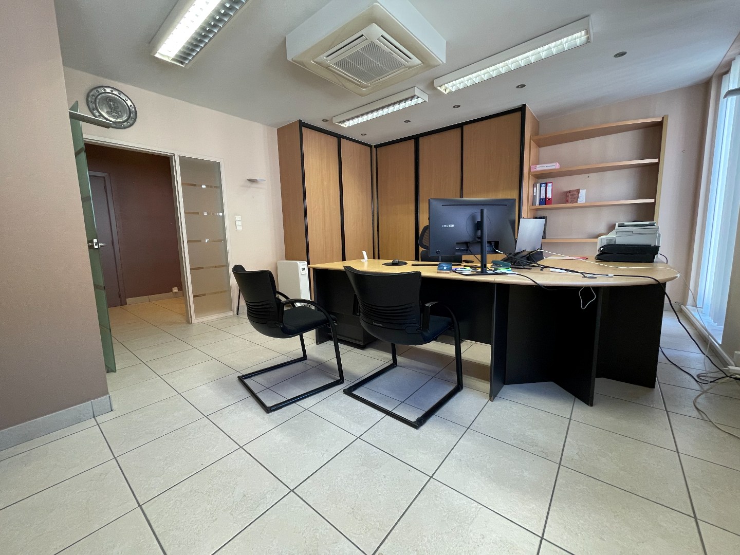 Commercieel gelegen kantoorruimtes te huur nabij centrum Kuurne (±168 m²) - foto 4