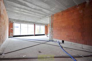 Deze nieuwbouwwoning is gelegen in de<strong> nabijheid van het centrum van Avelgem</strong>, met tal van lokale handelszaken, scholen en openbaar vervoer. Op wandelafstand van de Schelde, kortom een ideale combinatie tussen rust en comfort!<br /><br />Op deze locatie worden u <strong>5 gesloten bebouwingen</strong> aangeboden, waarbij u als koper de keuze heeft om deze ofwel casco ofwel afgewerkt aan te kopen. <br /><br /><strong>Indeling</strong> gaat als volgt: inkomhal, gastentoilet, woon- en eetkamer met open keuken, berging/wasplaats en een inpandige garage. De bovenverdieping bestaat uit een overloop, een badkamer en <strong>4 slaapkamers</strong>. Verder geniet deze woning van een <strong>volledig omheinde tuin</strong>.<br /><br />LANCERINGSACTIE: De eerste koper binnen dit project krijgt een gratis laadpaal aangeboden.<br /><br />Prijzen casco excl. BTW , registratie en andere kosten.<br />Interesse? Contacteer Els 0478 61 64 34 of els@immoroman.be
