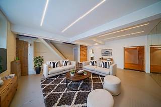 Deze volledig gerenoveerde en energiezuinige woning biedt een zee aan ruimte én sterke technische updates. De eigenaar laat bovendien nog de schilderwerken aan de gevel uitvoeren, zodat ook de buitenzijde volledig opgefrist wordt.<br /><br />De woning is ideaal voor wie een ruime woonst zoekt met comfortabele, moderne technieken. Zo beschikt de woning over zonnepanelen, een thuisbatterij, een nieuwe verwarmingsketel, een volledig nieuwe keuken en een moderne badkamer. Alle troeven voor zorgeloos wonen zijn aanwezig.<br /><br />De huidige polyvalente ruimte op het gelijkvloers kan eenvoudig worden geïntegreerd in het woongedeelte, bijvoorbeeld als royale leefruimte, hobbyruimte of extra zithoek.<br /><br />De indeling is als volgt: <br />Op het gelijkvloers vind je een ruime polyvalente ruimte met gietvloer en apart toilet, een nieuwe keuken met toegang tot de tuin, een extra kamer met bureauhoek en een praktische wasplaats/berging met doorgang naar buiten.<br /><br />Op de eerste verdieping bevinden zich een slaapkamer, een moderne badkamer met instapdouche en toilet, en een extra ruimte met sfeervol spanplafond die kan dienen als ontspanningsruimte, berging of bijkomende slaapkamer. In 2018 werd een volledig nieuw geïsoleerd zadeldak geplaatst, waarbij twee extra ruime slaapkamers werden ingericht.<br /><br />Een ideale woonst voor wie ruimte, moderne technieken en energiezuinigheid wil combineren. Interesse? Contacteer ons voor een bezoek!