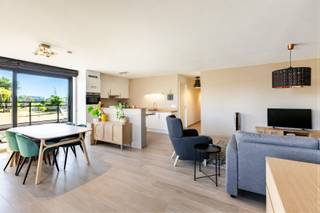 <p><span>In de Steenstraat te Lede bevindt zich deze verzorgde penthouse van 128 m², gelegen op de tweede verdieping van een residentie met lift. Dit appartement, gebouwd in 2016, onderscheidt zich door haar ruime indeling, kwalitatieve afwerking en vooral het uitzonderlijke uitzicht op het achterliggende groen, waardoor u dagelijks geniet van een oase van rust en privacy.</span></p><p><span>Via de inkomhal betreedt u de lichtrijke leefruimte met open, volledig ingerichte keuken, voorzien van een koelkast, combi-oven, keramische kookplaat en vaatwasmachine. De grote raampartijen creëren een aangenaam ruimtegevoel en geven uit op het ruime terras van 17 m². Hier vormt het open zicht op het groene landschap een absolute meerwaarde en een ideale plek om in alle rust te ontspannen.</span></p><p><span>De nachthal geeft toegang tot een praktische berging met wasplaats, een apart gastentoilet, een stijlvolle badkamer met dubbel badkamermeubel en inloopdouche, en drie volwaardige slaapkamers. De master bedroom beschikt bovendien over een ingerichte dressing en heeft een rechtstreekse toegang tot de badkamer.</span></p><p><span>Het appartement wordt vervolledigd met twee private autostaanplaatsen (nr. 2 & 3), een gemeenschappelijke fietsenstalling en een gemeenschappelijke afvalberging.</span></p><p><span>Bent u op zoek naar een ruim en instapklaar appartement waar rust, comfort en een prachtig groen uitzicht samenkomen? Dan is deze eigendom zonder twijfel een bezoek waard.</span></p><p><span> </span></p><p><span>Voor meer informatie of een bezoek, contacteer Jonathan op het nummer 0474/ 91. 72. 00.</span></p><p><span> </span></p><p><span> </span></p><p><span> </span></p>
