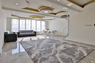 Dit duplexappartement met 4 slaapkamers is gelegen in het centrum van Antwerpen, in de buurt van Schijnpoort, op wandelafstand van Park Spoor Noord...