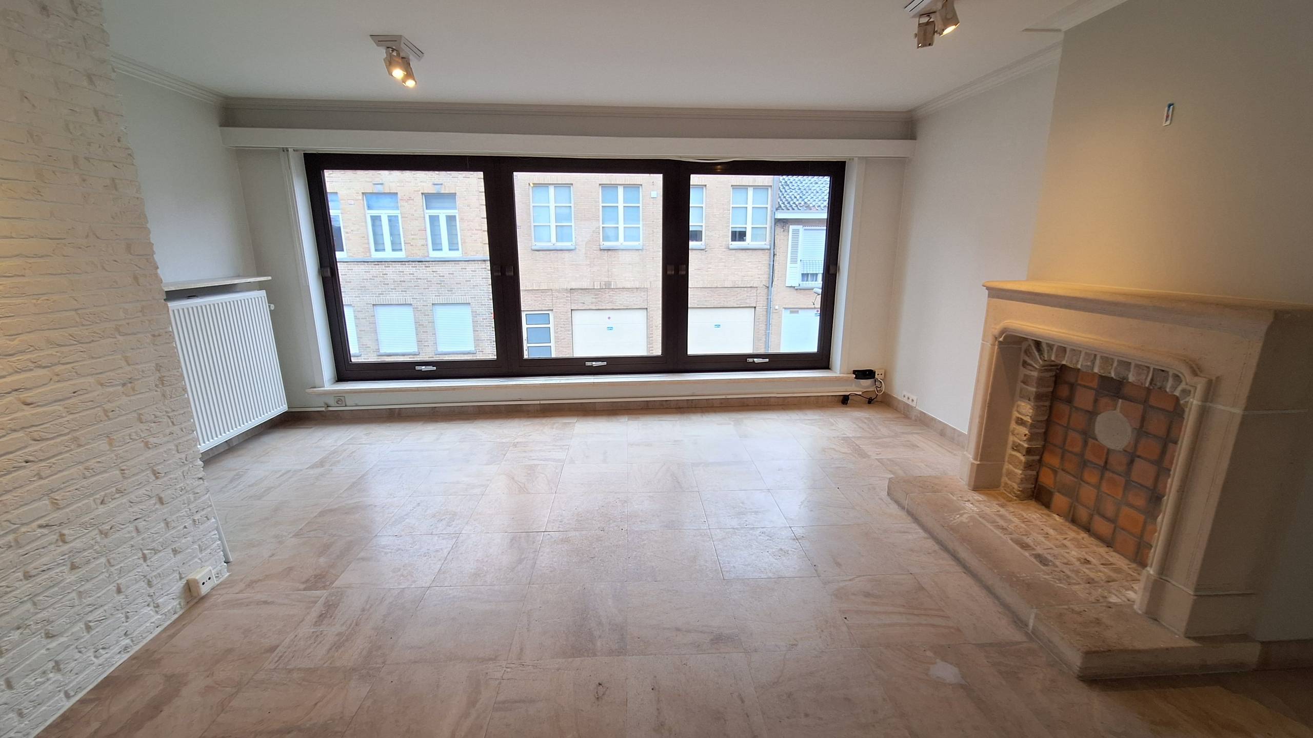 Praktische woning met zonnig terras en dubbele garage in centrum Poperinge. - foto 4