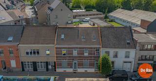 EERSTE BEZOEKDAG ZATERDAG 04/07 VAN 10U TOT 12U (enkel op afspraak!)<br /><br />EREMBODEGEM - In het centrum van Erembodegem, een deelgemeente van Aalst, bevindt zich deze veelzijdige eigendom, oorspronkelijk bestaande uit twee woningen en momenteel ingericht als een hoofdwoning met een afzonderlijk woondeel en aparte toegang.<br /><br />De hoofdwoning omvat een inkomhal, een toilet, een lichtrijke woonkamer, een ruime keuken met een terras/stadstuin. De eerste verdieping en tweede verdieping bevatten een badkamer met bad en tweede toilet en drie ruime slaapkamers. <br />Het afzonderlijke woondeel beschikt over een eigen ingang en omvat een woonkamer, ingerichte keuken, badkamer en twee slaapkamers. (epc D).<br />Verder is er een grote kelder aanwezig, ideaal voor extra opbergruimte. <br /><br />Dankzij deze ruime en flexibele indeling biedt het pand tal van mogelijkheden voor grote gezinnen, zorgwonen of een combinatie van wonen en werken.<br />De mogelijkheid om een garage te huren is vlakbij. <br /><br />Gelegen op een toplocatie in Erembodegem: scholen, winkels, openbaar vervoer en belangrijke invalswegen zijn allen nabij.<br /><br />Kortom: bent u op zoek naar een eigendom met veel mogelijkheden op een zeer centrale ligging? <br />Aarzel dan niet en maak snel uw afspraa!k<br />info of bezoek 053/60.65.60<br /><br />De vermelde prijs is een richtprijs. Na ontvangst van de biedingen zal de verkoper beslissen of hij/zij de eigendom verkoopt aan het beste bod. De richtprijs is aldus niet bindend voor de verkoper. Voor meer info kunt u ons contacteren of het reglement raadplegen op onze website.