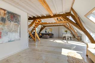 Welkom in de historische Dossin Kazerne in Mechelen!<br /><br />Dit uniek appartement combineert karaktervol erfgoed en authentieke elementen met hedendaags comfort. In het appartement zijn maar liefst 4 slaapkamers, 2 badkamers aanwezig en de mogelijkheid tot het inrichten van een volledig extra verdiep. Gelegen op een uitzonderlijke en centrale locatie op wandelafstand van het centrum van Mechelen, en kortbij de ring.<br /><br />Het appartement beschikt over een grote inkom met gastentoilet, dat uitgeeft op de zeer ruime en gezellige leefruimte. Hier zie je de authentieke elementen en houten draagstructuur wat voor een enorm charme niveau zorgt. De keuken sluit hier netjes op aan en is zojuist gemoderniseerd. Naast de keuken tref je een handige berging en wasplaats. In de woonkamer is ook een dakkapel met terras. (uitzicht op de Sint-Rombouts)<br /><br />Er zijn op het eerste niveau 3 zeer ruime slaapkamers aanwezig, waarvan één met en-suite badkamer én een sauna! Verder is er nog een 2de gemeenschappelijke badkamer op de gang. Het complex heeft een fietsenberging, en 3 vrije staanplaatsen voor bewoners.<br /><br />Boven de woonkamer bevindt zich de 'mesanine', waar je de laatste slaapkamer terugvindt en bovendien een volledig verdiep dat nog kan ingericht worden als extra woonkamer/slaapkamer/hobbyruimte/... Het appartement is ook energiezuinig met een EPC score B!<br /><br />Kortom, dit is een zeldzame opportuniteit voor wie op zoek is naar ruimte, historisch karakter en een uitstekende ligging in hartje Mechelen!