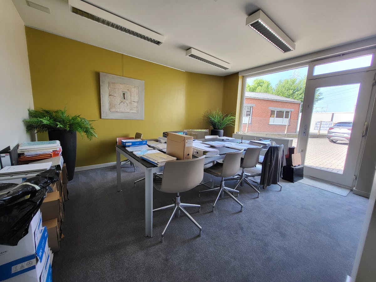 Kantoorgebouw te koop in Zedelgem met ruime parking. - foto 4