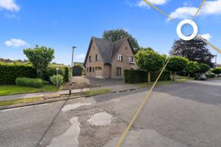 Deze charmante villa is een unieke kans voor wie op zoek is naar extra ruimte in een rustige, maar goed gelegen buurt. De woning biedt tal van mogelijkheden voor renovatie en inrichting naar eigen smaak.<br /><br />Ligging<br />Gelegen in een groene, residentiële omgeving en toch op korte afstand van winkels, restaurants en scholen. Het station bevindt zich op slechts 15 minuten wandelafstand. Een ideale locatie voor wie rust zoekt zonder in te boeten op bereikbaarheid.<br /><br />Indeling<br />Op het gelijkvloers vinden we een ruime inkomhal met apart toilet, een lichtrijke woonkamer en een keuken met bijkeuken. De voormalige garage werd omgevormd tot een volwaardige slaapkamer met inloopdouche en toilet — ideaal als zorgunit of gastenkamer.<br /><br />Via een eiken trap bereiken we de eerste verdieping, waar vier slaapkamers werden ingericht met scheidingswanden in fermacell. Een beukentrap leidt ons verder naar de zolder, die nog extra mogelijkheden biedt.<br /><br />De woning beschikt over een droge, ruime kelder waar de condensatieketel op gas (vernieuwd in 2020) is ondergebracht.<br /><br />Troeven<br /><br />*Elektriciteit, sanitair en radiatoren volledig vernieuwd in 2000<br /><br />*Condensatieketel op gas vernieuwd in 2020<br /><br />*Gunstig EPC: C (252 kWh/m²)<br /><br />*G-score: A – P-score: A<br /><br />*Rustige ligging met alle voorzieningen vlakbij<br /><br />*Mogelijkheid tot B&amp;B<br /><br />Kortom, deze woning biedt een zeldzame combinatie van ruimte, locatie en potentieel — een ideale opportuniteit voor wie op zoek is naar een project om zijn of haar woondromen waar te maken.<br />Voor meer informatie of een plaatsbezoek contacteer Home Hunters via hallo@homehunters.be of op het nummer 057/377.477