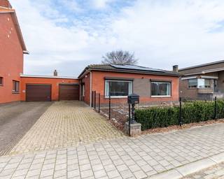 <p>Bent u op zoek naar een verduurzaamde gelijkvloerse woning met Label A? Wij heten u hartelijk welkom bij Nieuwe Stationsstraat 79 in Ravels. Een gerenoveerde en verduurzaamde woning met garage en eigen oprit heeft een woonoppervlakte van 120m2 en staat op een perceel van 679m2 eigen grond en heeft een gunstig energielabel A.</p>
<p>Middels de aangelegde voortuin met oprit bereikt u de entree van de woning. De hal is voorzien van een laminaatvloer en omdat dit een gelijkvloerse woning is toegang tot alle kamers in de woning.</p>
<p>De woning is in 2022 grondig gerenoveerd en gemoderniseerd.</p>
<p>BEGANE GROND</p>
<p>De woonkamer is voorzien van een keramische tegelvloer met houtlook en airco die kan koelen en verwarmen. U hebt direct toegang tot de open keuken, door de vele raampartijen is er veel daglichttoetreding.</p>
<p>De keuken is geplaatst in juni 2024 in een hoekopstelling en voorzien van een inductie kookplaat, een afzuigkap, een inbouwkoelkast, een combimagnetron, een anderhalve spoelbak en vaatwasser en diverse kastruimte en lades, de vloer is voorzien van een keramische tegelvloer in houtlook.</p>
<p>SLAAPKAMERS</p>
<p>Slaapkamer 1 is gelegen aan de zijkant van de woning.</p>
<p>Slaapkamer 2 is gelegen aan de zijkant van de woning.</p>
<p>Slaapkamer 3 is gelegen aan de zijkant van de woning.</p>
<p>Alle slaapkamers zijn voorzien van een keramische tegelvloer met houtlook en elektrisch verwarming.</p>
<p>De moderne badkamer is volledig betegeld en voorzien van een dubbele wastafel met meubel, een radiator, een inloopdouche en toilet.</p>
<p>Naast het toilet in de badkamer, is er een separaat toilet aanwezig.</p>
<p>GARAGE</p>
<p>De volledig gemoderniseerde garage is gecompartimenteerd in een gedeelte garage met elektrische garagedeur en een gedeelte met een keukenblok met enkele spoelbak en magnetron, de aansluitingen van de wasmachine en droogkast zijn hier aanwezig, via de achterdeur heeft u direct toegang tot de tuin. Tevens heeft u via de garage toegang tot de kruipruimte.</p>
<p>TUIN</p>
<p>De op het noorden gesitueerde tuin is voorzien van een terras en een gazon waar heerlijk vertoefd kan worden met een vrij uitzicht over de achtergelegen weilanden.</p>
<p></p>
<p>BIJZONDERHEDEN</p>
<ul>
<li>Bouwperiode 1970;</li>
<li>Energielabel A, geldig tot 20/11/2034;</li>
<li>Woonoppervlak: 120m2;</li>
<li>Perceeloppervlak: 679m2;</li>
<li>Bruto inhoud: 540m3;</li>
<li>1 garage en 1 berging/container;</li>
<li>Zonnepanelen (20 stuks van 2024);</li>
<li>Woning is in 2022 grondig gerenoveerd en verduurzaamd;</li>
<li>Elektrische radiatoren op wifi;</li>
<li>Elektrische boiler op wifi en kan worden geprogrammeerd;</li>
<li>De woning wordt verwarmd en gekoeld door twee warmtepompen;</li>
<li>2 airco’s aanwezig op wifi (zowel koelen als verwarmen);</li>
<li>Keuken geplaatst in juni 2024, ruimte voor eiland te plaatsen;</li>
<li>Elektrische installatie conform tot 17/02/2050;</li>
<li>Slimme meters en geen gas;</li>
<li>Stookolietank gesaneerd en afgvuld;</li>
<li>Grondwaterpomp van 16meter diep;</li>
<li>Woning geschikt voor ouderen of mindervaliden;</li>
<li>Slaapkamers en badkamer op gelijkvloers/begane grond;</li>
<li>NEN 2580 meetrapport beschikbaar;</li>
<li>Gelegen in een rustige omgeving;</li>
</ul>
<p>Van Baarle Makelaardij heeft alle informatie in deze advertentie met de grootst mogelijke zorgvuldigheid samengesteld. Ondanks de betrachte zorgvuldigheid kan de gepubliceerde informatie onvolledig of onjuist zijn. Van Baarle Makelaardij aanvaard geen enkele aansprakelijkheid voor enige onvolledigheid, onjuistheid of anderszins dan wel gevolgen daarvan. U kunt ons uiteraard helpen de informatie correct te houden. Onjuistheden of tips kunt u telefonisch of per e-mail aan ons doorgeven.<br /><br />Meer informatie kunt u vinden op: https://www.vanbaarlemakelaardij.com/</p>
<p></p>