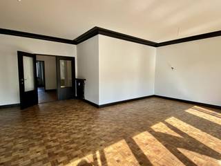 <p><span>In de prestigieuze Jan Van Rijswijcklaan vindt u dit charmante </span>appartement met<strong> 3 slaapkamers en terras. </strong>Het appartement bevindt zich op de 4de verdieping in de kleinschalige residentie 'Beau Soleil'. <span>Het appartement is zeer gunstig gelegen in de nabijheid van het centrum, openbaar vervoer, winkels, scholen, parken, een Velo-station en de grote invalswegen. </span><br /><br /><strong>Indeling:</strong><br />Vanuit de inkomhal met gastentoilet komt u via openslaande deuren binnen in de royale leefruimte op parket met sierhaard en ingemaakte kastenwand. De volledig geïnstalleerde keuken geeft direct toegang tot het overdekte terrasje. Verder vindt u hier de eerste slaapkamer, die tevens te gebruiken is als bureauruimte of home-office. Vervolgens komt u via de gang in de badkamer met douche, dubbele lavabo en toilet. De masterbedroom bevindt zich aan de achterkant van het gebouw, en de 3de slaapkamer is voorzien van een ingebouwde dressing.<br /><br /><strong>Bijzonderheden: </strong></p>

<ul>
	<li>Het appartement is op smaakvolle wijze volledig vernieuwd in 2021 incl. nieuwe ramen. </li>
	<li><span>Elektriciteit conform.</span></li>
	<li><span>Momenteel verhuurd.</span><br /> </li>
</ul>

<p> </p>

<p> </p>

<p> </p>