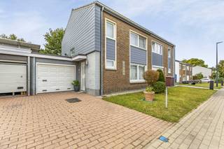 Immo Pické biedt u deze uiterst gunstig gelegen woning aan in Sint-Pieters-Leeuw, gelegen in de nabijheid van winkels, scholen, openbaar vervoer, invalswegen en alle voorzieningen. Deze woning beschikt op de gelijkvloerse verdieping over een inkomhal met toilet, een leefruimte met living en eethoek, een geïnstalleerde recente keuken, een veranda, een wasplaats en een garage (met elektrische poort). Op de eerste verdieping beschikt deze woning over een nachthal, 3 slaapkamers (2 grote van 11 m² en 10 m² en een kleine van 6 m²) en een badkamer met douche en lavabo. Daarnaast beschikt deze woning nog over een gezellige tuin en een parkeerplaats voor de garage.