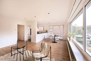 Op een toplocatie in het centrum van Brasschaat, op een steenworp van het gemeentepark, bevindt zich dit ruime en bijzonder lichtrijke hoekappartement op de eerste verdieping van een kleinschalig gebouw met slechts drie appartementen.Dankzij de hoekligging en de grote raampartijen geniet het appartement van veel natuurlijk licht. De ruime woonkamer sluit aan op de open keuken en biedt alle ruimte voor een comfortabele zit- en eethoek.Verder beschikt het appartement over twee volwaardige slaapkamers, beide met toegang tot het terras aan de achterzijde. De badkamer is uitgerust met een douche en lavabomeubel; ook de aansluitingen voor wasmachine en droogkast bevinden zich hier.De ligging is zonder twijfel een belangrijke troef: het gemeentepark ligt schuin tegenover het gebouw en winkels, horeca en andere voorzieningen van het centrum bevinden zich op wandelafstand.Het gebouw telt slechts drie appartementen en er zijn geen gemeenschappelijke kosten. Er is geen lift aanwezig.Ook het appartement op de tweede verdieping wordt te koop aangeboden, wat een interessante mogelijkheid biedt voor wie meerdere units binnen hetzelfde gebouw wenst aan te kopen, bijvoorbeeld als investering of als combinatie van eigen bewoning en verhuur.