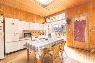 <p>Ruime gezinswoning (220 m²) met stadstuin en garage nabij Park Den Brandt</p><p>Op een bijzonder gunstige ligging, op wandelafstand van het prachtige Park Den Brandt, bevindt zich deze karaktervolle gezinswoning met een bewoonbare oppervlakte van ca. 220 m². Dankzij de nabijheid van de A12 en E19, scholen en openbaar vervoer geniet u hier van een uitstekende bereikbaarheid.</p><p>Dit is een huis met een verhaal. Authentieke elementen zoals planchervloeren en prachtig glas-in-lood geven de woning een warme, tijdloze uitstraling. De lichtrijke en royale ruimtes ademen charme en bieden tegelijk tal van mogelijkheden om het geheel naar eigen smaak te vernieuwen.</p><p>De woning beschikt over een zeer ruime, open leefruimte met geïntegreerde keuken van ca. 63 m², waar gezelligheid en functionaliteit samenkomen.</p><p>Verder omvat de indeling:</p><ul><li>Een zeer ruime polyvalente ruimte van ca. 38 m² op het gelijkvloers (ideaal als extra slaapkamer, praktijk of hobbyruimte)</li><li>Twee badkamers</li><li>Ruime slaapkamers </li><li>Een droge kelder</li><li>Garage en gezellige stadstuin</li><li><p>Mogelijkheid tot het creëren van een terras op de eerste verdieping</p><br /></li></ul><p>De woning heeft een EPC-label E. Een simulatie toont aan dat na dakisolatie een verbetering naar EPC C mogelijk is. Kortom, een unieke woning boordevol karakter en potentieel, perfect voor wie op zoek is naar ruimte, charme en een plek om een nieuw verhaal te schrijven.</p><p>Wenst u meer informatie of had u graag een bezichtiging gewenst? <br />Info@markasa.be of <strong>03/827.72.92</strong></p>