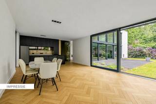 Cette magnifique villa exclusive est située dans le cadre verdoyant de Schilde. Il s'agit d'une villa haut de gamme épurée avec un grand jardin et pas moins de 5 chambres. La maison a été entièrement rénovée en 2025 et dispose d'une parcelle de 2856m² orientée au sud et d'une surface habitable de 438m².<br /><br />Cette villa très économe en énergie avec un label A dispose de toutes les technologies modernes que l'on peut souhaiter.<br /><br />Rez-de-chaussée:<br />L'entrée très impressionnante avec beaucoup de lumière nous mène à un espace pratique / logement pour invités avec salle de douche et aux espaces de vie de la villa.<br />Il s'agit d'un espace de vie confortable avec cheminée au gaz offrant une vue magnifique sur la terrasse et le jardin.<br />Un charmant bar dans cet espace de vie offre également une belle vue sur le jardin et un accès à la piscine avec poolhouse.<br />Ensuite, nous trouvons la cuisine très spacieuse entièrement équipée avec un îlot.<br />Via l'entrée latérale avec des armoires de rangement, il y a également un accès à cette cuisine.<br /><br />Premier étage:<br />Un look and feel unique avec le magnifique parquet en bambou!<br />La grande chambre principale avec dressing et salle de bains, une buanderie et trois grandes chambres avec chacune une salle de douche (dont une avec les installations prêtes à l'emploi) forment un ensemble pratique et confortable.<br /><br />Le jardin:<br />Profitez du poolhouse avec cheminée, cuisine et terrasse.<br />Au rez-de-chaussée, une grande salle de bain et un vestiaire ont également été prévus.<br /><br />Détails:<br />-nouvelles fenêtres triple vitrage<br />-panneaux solaires sur batterie<br />-station de recharge<br />-système domotique<br />-système d'alarme avec caméras de sécurité<br />-chambre de sécurité<br /><br />Le jardin est orienté au sud, vous permettant de profiter du soleil toute la journée. De plus, la maison dispose de pas moins de 6 salles de bains et de 4 places de parking, offrant ainsi suffisamment d'espace pour vous et vos invités.<br /><br />En bref, cette maison est une maison de rêve pour ceux qui recherchent le luxe, l'espace et le confort. Avec ses nombreuses chambres, salles de bains et places de parking, cette maison est idéale pour une grande famille ou pour ceux qui aiment l'espace et l'intimité. N'hésitez plus et découvrez cette maison unique à Schilde!