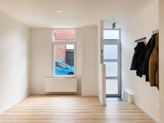 Ben je op zoek naar een instapklare woning op een rustige ligging in Gent? Dan is deze charmante woning in de Klapeksterstraat zeker een bezoek waard. Dankzij de renovatie in 2017 geniet u hier van hedendaags wooncomfort gecombineerd met een gezellige en praktische indeling.<br /><br />Bij het binnenkomen komt u terecht in de aangename leefruimte die aansluit op de functionele keuken. Verder beschikt de woning over drie volwaardige slaapkamers, ideaal voor gezinnen, thuiswerkers of wie extra ruimte wenst voor een hobbykamer.<br /><br />De badkamer is uitgerust met een douche en lavabo en biedt alle nodige comfort. Achteraan bevindt zich een zonnige koer waar u in alle rust kan genieten van het buitenleven.<br /><br />De woning geniet bovendien van een uitstekende ligging nabij winkels, scholen, openbaar vervoer en belangrijke invalswegen, waardoor u vlot verbonden bent met het centrum van Gent en de omliggende gemeenten.<br /><br />Troeven:<br />•⁠ ⁠Instapklaar en gerenoveerd in 2017<br />•⁠ ⁠3 Volwaardige slaapkamers<br />•⁠ ⁠Aangename leefruimte<br />•⁠ ⁠Praktische keuken<br />•⁠ ⁠Zonnige koer<br />•⁠ ⁠Rustige ligging<br />•⁠ ⁠Nabij winkels, scholen en openbaar vervoer<br />•⁠ ⁠Vlotte verbinding naar centrum Gent<br /><br />Dankzij de combinatie van comfort, ruimte en een gunstige ligging vormt deze woning een uitstekende opportuniteit voor gezinnen, starters of investeerders.<br /><br />Voor meer informatie of een bezoek, contacteer Thomas via 0474 26 27 58 of via info@vicusvastgoed.be.