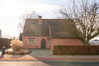 Cosy open bebouwing met 4 slaapkamers, grote ZW tuin en garage.Voor veel huizenjagers is het een droom om landelijk te wonen maar toch graag dichtbij...