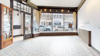 Commercieel gelijkvloers in het historische stadscentrum.<br /><br />Deze ruimte bevindt zich op een zeer centrale ligging op loopafstand van de bruisende Grote Markt, Groenplaats en Meir. De mooie, grote en open ruimtes met hoge plafonds en grote vitrine met veel passage, maken dit een unieke locatie voor commerciële activiteiten.<br /><br />De flexibele indeling biedt mogelijkheden voor horeca, winkel of detailhandel, kantoren of vergaderzalen. <br /><br />Parkeergelegenheid bevindt zich op loopafstand, terwijl de locatie ook gemakkelijk bereikbaar is per fiets of met het openbaar vervoer.
