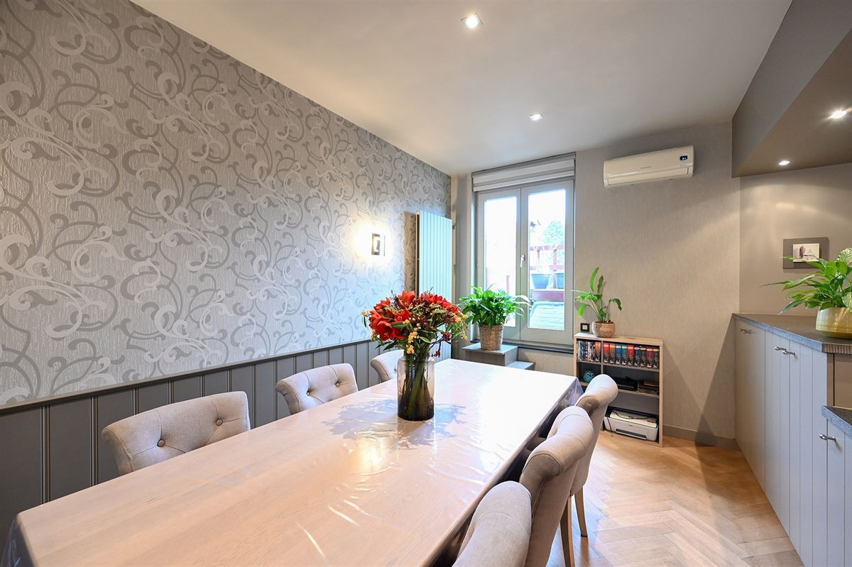 Mooie en gerenoveerde woning in populaire straat te Borgerhout - foto 4
