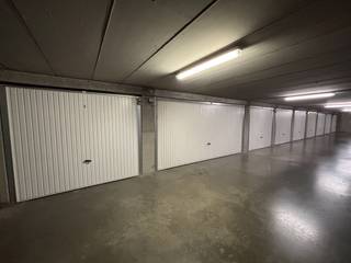 In de Kopsdreef, een zijstraat van de Lippenslaan, verkopen we deze ruime, goede toegankelijke garagebox op niveau -2.De garagebox is voorzien van...
