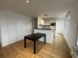 <p><span>Lichtrijk hoekappartement met 2 slaapkamers!</span></p><p><span>Dit lichtrijk hoekappartement bevindt zich op de tweede verdieping in een kleinschaliggebouw zonder lift. </span></p><p><span>Het openbaar vervoer, invalswegen, scholen, winkels, parken en sportfaciliteiten zijn in de directe omgeving van dit appartement terug te vinden.</span></p><p><span> </span></p><p><span>Het appartement is als volgt ingedeeld:</span></p><p><span> </span></p><p><span>Inkomhal & toilet:</span></p><p><span>U betreedt het appartement via de inkomhal, voorzien van een veiligheidsdeur en parlofoon.</span></p><p><span> </span></p><p><span>Woonkamer & keuken:</span></p><p><span>De woonkamer, op parketvloer, geniet van veel natuurlijke lichtinval dankzij de vele ramen en hoekligging van dit appartement. <br />Daarnaast biedt deze voldoende ruimte om zowel een volwaardig salon alsook een dito eetkamer in onder te brengen. </span></p><p><span>De half-open keuken is voorzien van alle comfort en uitgerust met een elektrisch kookvuur, dampkap, oven, koelkast en vaatwasser.</span></p><p><span> </span></p><p><span>Slaapkamers, badkamer & toilet:</span></p><p><span>Via de nachthal, die voorzien is van 2 handige bergruimtes, heeft u toegang tot beide slaapkamers. </span></p><p><span>In de grootste slaapkamer is een aparte dressing voorzien. <br />De badkamer is uitgerust met een douche en dubbele lavabo met bijhorend meubel. </span></p><p><span>Het toilet is apart ondergebracht in de nachthal.</span></p><p><span> </span></p><p><span>Dit appartement wordt gemeubeld verhuurd.</span><span><br /><br /></span></p><p><span>Huurprijs en beschikbaarheid</span><span>: </span></p><p><span>Huurprijs: €875/maand</span></p><p><span>Beschikbaar: onmiddellijk.</span></p><p><span> </span></p><p><span>Troeven:</span></p><ul><li><span>Hoekappartement</span></li><li><span>Veel lichtinval</span></li><li><span>Kleinschalig gebouw</span></li><li><span>Gemeubeld</span></li><li><span>Individuele meters</span></li><li><span>Geen gemeenschappelijke kosten </span></li><li><span>Privatieve kelderberging</span></li><li><span>Gemeenschappelijke fietsenstalling aanwezig</span></li><li><span>Gunstig EPC</span></li><li><span>Mobiscore 9/10</span></li><li><span>Onmiddellijk beschikbaar</span></li></ul><p><span> </span></p>