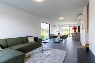 Deze nieuwbouwwoning, met drie slaapkamers en een bewoonbare oppervlakte van 144 m², bevindt zich op een zonnig perceel van 303,90 m² in...