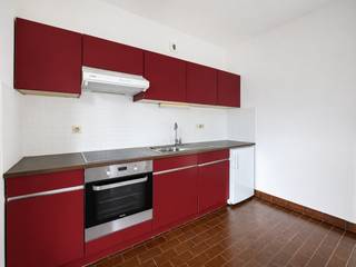 <p>Dit 2-slaapkamerappartement op de eerste verdieping van Residentie Het Park combineert een praktische indeling met een rustige topligging in Koksijde, vlak bij het park en de groene omgeving rond de residentie.<span></span></p>
<p>Het appartement heeft een oppervlakte van <strong>76 m²</strong> en beschikt over een ruime leefruimte met toegang tot het terras, een aparte keuken, twee slaapkamers en een badkamer met ligbad. Vanuit de leefruimte en het terras geniet je van een aangenaam zicht op het groen.</p>
<p>De afwerking is klassiek en biedt ruimte om op termijn verder te moderniseren naar eigen smaak. Dankzij de praktische indeling, het terras en de goede ligging is dit appartement interessant voor zowel eigen gebruik, tweede verblijf als investering.</p>
<p>Residentie Het Park is uitgerust met een lift tot alle verdiepingen. De ligging is een duidelijke troef: rustig en groen, vlak bij het park, en toch op korte afstand van centrum, winkels, horeca, strand en duinen.</p>
<p>Het appartement beschikt over <strong>EPC-label B</strong> met een energiescore van <strong>123 kWh/m²/jaar</strong>. Garage of parkeerplaats optioneel bij aan te kopen. <br /><br /><strong>KOM NAAR DE OPENDEURDAG OP ZATERDAG 25 JULI</strong><br /><br />Tijdens de opendeurdag kunnen ook verschillende andere units in het gebouw bezocht worden.</p>
<p><strong>Troeven</strong></p>
<ul>
<li>Eerste verdieping met lift</li>
<li>76 m² woonoppervlakte</li>
<li>2 slaapkamers</li>
<li>Terras met groen zicht</li>
<li>EPC-label B</li>
<li>Topligging vlak bij het park</li>
</ul>
<p>Neem gerust contact op voor meer informatie of een bezoek.</p>
<p><strong>Verborgh Real Estate</strong> — +32 470 54 82 28<br /><strong>Covico</strong> — +32 494 87 22 32</p>