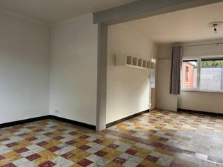 <p><span>Op te frissen starterswoning met twee slaapkamers en zuidgerichte tuin</span></p><p><span>In de Zijptestraat in Anzegem vindt u deze op te frissen woning op een perceel van 521 m². Een mooie kans voor starters die hun eigen thuis willen creëren en graag genieten van een ruime tuin.</span></p><p><span>De woning beschikt over een lichtrijke leefruimte, twee slaapkamers en een badkamer met douche. De bestaande ruimtes bieden mogelijkheden om de woning naar eigen smaak op te frissen en gezellig in te richten.</span></p><p><span>Een belangrijke troef is de ruime, zuidgerichte tuin met open zicht achteraan. Hier is volop plaats om te ontspannen, te tuinieren of te genieten van een zonnige namiddag. In de tuin bevindt zich bovendien een afzonderlijke garage, die ook praktisch is als bergruimte voor fietsen en tuinmateriaal.</span></p><p><span>Zoekt u een eerste woning met potentieel en een fijne buitenruimte? Neem contact op met Immo Van Parijs voor meer informatie of een bezoek.</span></p>