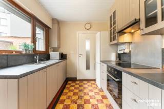 Op een centrale, maar rustige ligging in Oostkamp bevindt zich deze robuuste halfopen woning met tal van troeven. <br /><br />Dankzij de vlotte bereikbaarheid, de centrale doch rustige ligging in een doodlopende straat en de ruime vloeroppervlakte, biedt deze woning een enorm potentieel voor gezinnen of wie op zoek is naar extra ruimte.<br /><br />Op de gelijkvloerse verdieping bevinden zich de inkomhal, het gastentoilet, de lichtrijke leefruimte en de gerenoveerde keuken.<br /><br />Op de verdieping vinden we drie slaapkamers, een nachthal en een ruime badkamer.<br /><br />De polyvalente ruimte op de tweede verdieping is via een vaste trap bereikbaar. Deze ruimte biedt tal van mogelijkheden en kan eenvoudig worden ingericht als extra slaapkamer, bureau, hobbyruimte of speelkamer.<br /><br />Via de keuken is de aangename tuin met gunstige zuidwestoriëntatie bereikbaar. Bovendien beschikt de woning over een ruime tuinberging en een ruime kelderberging, ideaal voor extra opslagruimte.<br /><br />Naast de woning is er ruimte voor het plaatsen van een auto op eigen terrein.<br /><br />Ook op technisch vlak scoort deze woning uitstekend. Dankzij de recent geplaatste ramen op de tweede verdieping, de spouwisolatie en de in 2020 geplaatste condensatieketel op gas behaalt de woning een gunstig EPC-label C, zonder energetische renovatieplicht. Daarnaast is de elektrische installatie conform gekeurd.<br /><br />Troeven op een rij:<br />• Centrale en rustige ligging<br />• Halfopen bebouwing<br />• Drie slaapkamers<br />• Inrichtbare tweede verdieping met vaste trap<br />• EPC-label C (geen renovatieplicht)<br />• Conforme elektrische installatie<br />• Ruime tuinberging<br />• Zonnige tuin met zuidwestoriëntatie<br /><br />Een woning met potentieel, comfort en een uitstekende ligging in het hart van Oostkamp. <br /><br />Maak snel een afspraak en ontdek zelf wat deze woning te bieden heeft.<br /><br />050 82 37 71 of verkoop@meuleman-loeters.be<br /><br />