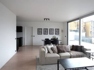 <p><strong>Penthouse appartement in het hart van Antwerpen</strong></p><p>Dit mooie penthouse appartement van 125m² ligt op een toplocatie in Antwerpen en biedt een unieke combinatie van comfort, stijl en ruimte. Met twee slaapkamers en een badkamer.</p><p><strong>Interieurkenmerken</strong></p><p>Het appartement beschikt over een indrukwekkende woonkamer met grote schuiframen die uitkomen op een privéterras van maar liefst 57 m². De moderne keuken is voorzien van inductie kookvuur, oven, koelkast en vaatwasser. De badkamers zijn uitgerust met inloop-/ regendouche.</p><p><strong>Slaapkamers</strong></p><p>De twee slaapkamers bieden volop natuurlijk daglicht. </p><p><strong>Buitenruimte</strong></p><p>Het omvangrijke terras op het dak is een juweel van dit appartement. Met uitzicht op de stad, is het een ideale plek om te ontspannen, te eten of vrienden en familie te ontvangen.</p><p><strong>Gemeenschappelijke lasten</strong></p><p>De gemeenschappelijke lasten bedragen: € 235/ maand.</p>