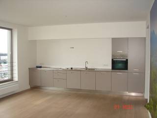 Dit stijlvolle appartement van 105 m² + 15 m² terras biedt een unieke woonervaring aan het water, midden in de bruisende sfeer van de...