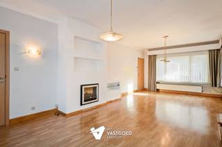 <p><span><span>Instapklare woning met leuke tuin en garage</span></span></p><p><span><span> </span></span></p><p><span><span>Belangrijkste troeven:</span></span></p><p><span><span>- Instapklare woning met mooie leefruimtes</span></span></p><p><span><span>- Uitstekend onderhouden</span></span></p><p><span><span>- Woonkamer met knappe haard</span></span></p><p><span><span>- Keuken voorzien van inbouwtoestellen</span></span></p><p><span><span>- Badkamer met bad- en douchecombinatie</span></span></p><p><span><span>- Op verdieping 3 slaapkamers en bureau op de overloop</span></span></p><p><span><span>- Droge kelder en ruime zolder</span></span></p><p><span><span>- Mooie, volledig omheinde tuin met elektrische poort</span></span></p><p><span><span>- Ruime garage met elektrische sectionaalpoort</span></span></p><p><span><span>- Leuk overdekt terras met schuiframen</span></span></p><p><span><span> </span></span></p><p><span><i><span>Bekijk zeker ook onze grondplannen met de afmetingen. Zo krijgt u van thuis uit al een perfect beeld van wat deze woning te bieden heeft!</span></i></span></p><p><span><span>Wenst u meer info of een vrijblijvende bezichtiging, contacteer dan ons kantoor op het nummer 014 39 99 99 en wij helpen u graag verder.</span></span></p>