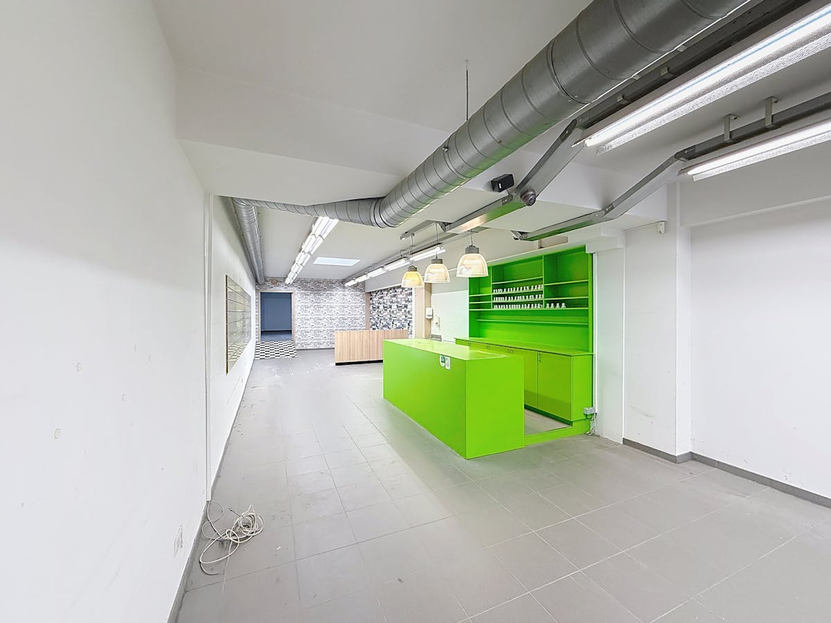 Handelsgelijkvloers in hartje De Panne te huur. - foto 5