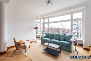 <strong>Ruim, charmant en instapklaar 2 slaapkamer appartement met groot zonneterras in een kleinschalig gebouw op goede locatie te Pulhof Berchem.</strong><br /><strong>Op wandelafstand van het Brilschanspark, winkels, bakkers, supermarkten, scholen, openbaar vervoer, trendy restaurants en belangrijke in-en uitvalswegen. </strong><br /><br /><span><strong>INDELING</strong></span><br />Via lift betreedt u het appartement en komt u in de ruime centrale INKOMHAL. Het appartement geniet overal van hoge plafonds (3m) en al het origineel binnenschrijnwerk in hout is ook bewaard gebleven en gerenoveerd.<br /><br />De ruime LEEFRUIMTE ca. 37m² geniet dankzij de grote raampartij van veel natuurlijk lichtinval. En suite bevindt zich de KEUKEN ca. 11m² en is voorzien van wastafel, gasvuur, dampkap, afwasmachine en vrijstaande koelkast met diepvriesvak. De authentieke kastenwand is hier ook nog aanwezig.<br />Aansluitend is het voorste terras van ca. 3,5m².<br /><br />De hal voorziet ook een aparte BERGRUIMTE met plaats en voorziening voor wasmachine en droogkast en een apart gastentoilet met handwasser.<br /><br />De eerste SLAAPKAMER ca. 15m² en de tweede SLAAPKAMER ca. 17m² zijn beide voorzien van een glazen deur die toegang geeft naar het ruime overdekte Zuid-West gerichte TERRAS ca. 11m², waar u geniet van een mooi open en groen zicht.<br /><br />De BADKAMER ca. 5m² is voorzien van het tweede WC, dubbele wastafel en ruime inloopdouche.<br /><br />Verder is er een derde POLYVALENTE ruimte ca. 3,5m² die dienst doet als bergruimte, dressing of bureau.<br /><br /><span><strong>BIJZONDERHEDEN</strong></span><br />* Zeer charmant en instapklaar appartement met 2 terrassen op centrale locatie. Mobiscore 9,4<br />* Hoge plafonds, zeer goede indeling in een ruime bewoonbare opp. <br />* Kelderberging en een gemeenschappelijke fietsenstalling zijn inbegrepen.<br />* Zeer goed verzorgd en goed onderhouden kleinschalig gebouw.<br />* Meubels zijn optioneel aan te kopen.