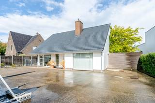 <u><strong>BEZOEKMOMENT</strong></u>: <br />Zat 29/08 van 14u-15u (enkel op reservatie) <br /><br />Roeselare-Gits. Opportuniteit aan de Bruggesteenweg gelegen. RUIME LUXE VILLA MET KANTOOR &amp; MAGAZIJN , 4 slaapkamers, uiterst commercieel en zichtbaar. Recent vernieuwd !<br /><br />Deze eigendom wordt aangeboden met een RICHTPRIJS. Elk bod hoger wordt besproken met de verkopers.<br /><br />Ideaal voor dienstverlening en luxueus wonen. Beroepen zoals : HVAC, elektriciens, vrije beroepen, coaching,...<br />Stockage oldtimers, exclusieve wagens, in/uit materieel,...<br />Deze ligging is goudwaard voor jouw ondernemening en zal een absolute meer waarde betekenen in uw branche / marktsegment.<br /><br />Commercieel geheel met parking voor een 5-8 wagens, vooraan en zijkant. Afsluiten met poort is voorzien. <br /><br />Het interieur in de villa is recent vernieuwd. Luchtige inkomhal, lichtrijke uitgestrekte living met eikparket, eiken deuren, de keuken is <br />uniek en biedt zicht op de tuin en het terras. Degelijke toestellen en afgewerkt in blauwsteen en eik. Aparte grote berging.<br />Er is een apart bureel met aparte inkomdeur + archief / ingemaakte kasten.<br />Boven zijn er 4 ruime slaapkamers recent professioneel geschilderd. Badkamer met ligbad, douche en dubbele lavabo.<br />Prachtige indrukwekkende nachthal. Er zijn exclusieve eiken kasten die kunnen worden overgenomen, te bespreken. <br /><br />Exterieur: meerdere terrassen en grasperken (zon en schaduw) ideaal voor BBQ en om simpelweg te genieten tussendoor.<br /><br />Magazijn. Via 2 sectionale poorten (4.5 x 2.2 en 3 x 2.2) in te rijden. 135-175m2  <br />Hoogte magazijn : 2.70.  Achteraan en rechterzijde zijn er 2 verzorgde overkappingen, ideaal voor extra berging.<br />Douche en stromend water aanwezig. <br /><br />Laat u verrassen door een persoonlijke rondleiding met onze vastgoedmakelaar, Nik die u alle mogelijkheden laat zien.<br />Reserveer uw kijkoment op 051 62 40 40. <br /><br /> 