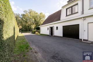 Discover this unique opportunity to renovate a charming semi-detached villa, ideally located in the heart of the Zoute, between the Royal Zoute Tennis Club and the lively Oosthoek Square. The property features a lovely garden and a spacious south-facing terrace, perfect for enjoying peaceful outdoor moments. Upon entering, a welcoming hallway with cloakroom and guest toilet leads into a bright living area with fireplace and garden views. The dining area connects seamlessly to a separate, well-laid-out kitchen. A practical storage room and an integrated garage add to the everyday comfort. On the first floor, there are four bedrooms, including a master suite with built-in wardrobes and a private bathroom equipped with a bathtub, double sink, and toilet. The remaining bedrooms also feature fitted wardrobes and share a well-appointed shower room. The attic offers additional storage or the potential for further conversion. Combining an exceptional location with great renovation potential, this property is the perfect opportunity for those seeking an elegant and comfortable home in the heart of the Zoute.