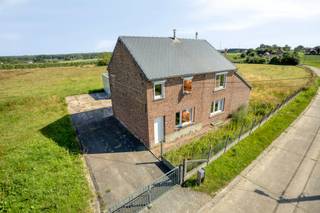 <p>Op een prachtig perceel van maar liefst 26 are, geniet deze woning van een uniek en weids vergezicht over het omliggende landschap. Gelegen in het landelijke Glabbeek biedt dit eigendom een uitzonderlijke kans voor wie op zoek is naar ruimte, rust en de mogelijkheid om een woning volledig naar eigen smaak en wensen te creëren.<br /><br />De woning beschikt momenteel over een bewoonbare oppervlakte van 176 m² en omvat vijf slaapkamers. Ze dient volledig gerenoveerd te worden, waardoor u de vrijheid heeft om de indeling, afwerking en technieken volledig af te stemmen op uw persoonlijke woonwensen en hedendaagse comforteisen.<br /><br />Dankzij het ruime perceel zijn er tal van mogelijkheden om een prachtige tuin, terras of buitenbeleving uit te werken met blijvend zicht op het groen. De combinatie van de royale grondoppervlakte, de landelijke ligging en het open uitzicht maakt van deze eigendom een zeldzame opportuniteit voor gezinnen, investeerders of handige renovateurs.<br /><br />Bent u op zoek naar een woning met karakter, potentieel en een uitzonderlijke ligging? Dan is dit pand in Glabbeek absoluut een bezoek waard. Laat uw creativiteit de vrije loop en realiseer hier uw droomwoning op een unieke locatie.<br /><br />Interesse? Neem contact op met Thomas via +32 499 22 99 24 of thomas@sophimo.be.</p>