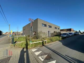 In Waregem bevindt zich dit recent en energiezuinig bedrijfsgebouw op een perceel van 1.122 m², bestaande uit een ruim magazijn, gecombineerd met...