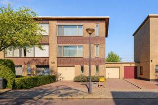  Rez de chaussée- hall d'entrée avec vestiaire- toilettes pour invités- pièce polyvalente : idéale comme bureau, salle de loisirs ou chambre...