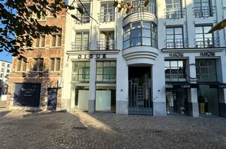 Deze commerciële ruimte bevindt zich op een absolute toplocatie, in de onmiddellijke nabijheid van prestigieuze merken zoals Chanel, Louis Vuitton, Delvaux, Longchamp en Ralph Lauren.
Dankzij de strategische ligging aan het plein voor de Bourla Schouwburg geniet het pand van een uitstekende zichtbaarheid voor verkeer uit de Leopoldstraat. Ook passanten uit de vernieuwde Schuttershofstraat vinden hun weg naar dit gezellige plein..
Het pand is momenteel ingericht als kledingzaak en beschikt over kledingrekken, drie paskamers, een kitchenette en een toilet, maar leent zich ook perfect tot een andere commerciële invulling. De parketvloer, verlichting, airco (inverter) en het alarmsysteem zijn aanwezig — het pand is dus volledig instapklaar.
Mits toestemming van de stad kan er een terras geplaatst worden voor het pand.
👉 Te huur als pop-up voor een periode van maximum 1 jaar.
✅ Commerciële triple-A ligging
✅ Omgeven door luxe merken
✅ Instapklaar en onmiddellijk beschikbaar
Contacteer me voor meer info of een bezichtiging ter plaatse: info@tensenvastgoed.be (tot 19/7 enkel via mail bereikbaar).