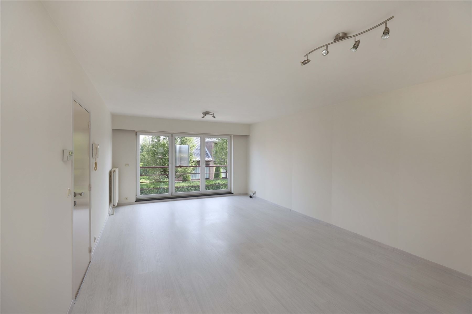 Knap appartement met 2 slaapkamers, ruim terras en carport gelegen in het centrum - foto 2