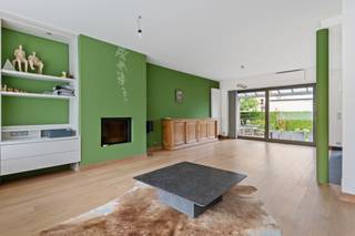 <div><div> <p>Open bebouwing met garage op toplocatie.</p><p>Deze goed onderhouden open bebouwing is gelegen op een perceel van 616 m² en beschikt over een ruime en veelzijdige indeling met onder meer een slaapkamer en badkamer op het gelijkvloers, twee zeer ruime slaapkamers op de eerste verdieping en een volledige onderkeldering. Via de inkomhal met afzonderlijk toilet komen we in de leefruimte met parketvloer en inbouwcassette. Aansluitend bevindt zich de ingerichte open keuken. Verder zijn er op het gelijkvloers een wasplaats, een slaapkamer met ingerichte dressing, een badkamer met ligbad, inloopdouche, toilet en dubbele wastafel en een extra kamer die kan worden gebruikt als slaapkamer of bureau. Op de eerste verdieping bevinden zich twee ruime slaapkamers van elk 26 m², beide voorzien van inbouwkasten. De ruime overloop biedt bovendien de mogelijkheid om nog extra kamers te creëren. Verder is er een tweede badkamer met douche, wastafelmeubel en toilet. De woning is volledig onderkelderd en beschikt hierdoor over bijzonder veel bergruimte. Daarnaast is er een bergzolder en een afzonderlijke garage met automatische poort. De elektriciteit is conform en de woning beschikt verder over zonnepanelen, een condensatieketel op gas, airconditioning en een alarmsysteem. Alle ramen werden in 2005 vernieuwd. </p></div> </div>