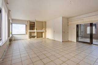 Lichtrijke woning op goede ligging...<br /><br />Deze hoekwoning komen we binnen in een centrale inkomhal met apart gastentoilet. Van hieruit is er enerzijds toegang tot de grote leefruimte en anderzijds tot de leefkeuken. Vanuit de keuken is er toegang tot de binnenkoer, waar zich nog een wasberging bevindt.<br />Op de eerste verdieping bevinden zich 3 mooie slaapkamers en een badkamer met ligbad en dubbel lavabomeubel. Het toilet op de eerste verdieping is eveneens apart. Boven de woning is er nog een grote ongeïsoleerde zolderruimte, toegankelijk via een valtrap. <br /><br />Mits wat renovatie- en opfriswerken, is deze woning opnieuw een pareltje langsheen de goede verbindingsweg Menen - Wevelgem, waar winkels en openbaar vervoer op wandelafstand bereikbaar zijn.