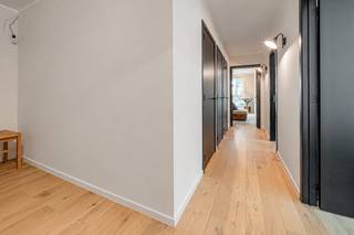 Dit appartement is gelegen in het "Smissepark" en is gelegen achteraan het gebouw op de 1ste verdieping. Bestaande uit: inkomhal, apart gastentoilet, aparte berging/wasplaats, aangename leefruimte op parket en dit in combinatie met vloerverwarming/vloerkoeling, open keuken met kookeiland en voorzien van alle toestellen. Vanuit de leefruimte heeft met toegang tot het terras waar het zalig vertroeven is in een aangename groen en rustige omgeving, het terras is ca 25m2 groot en is overdekt. De nachthal geeft toegang tot de 2 slaapkamers waarvan 1 met ingemaakte kasten, badkamer met dubbele lavabo en inloopdouche. Ondergrondse (zeer ruime) ondergrondse autostaanplaats en kelderberging apart bij te kopen voor 30 000 euro. Extra's: verwarming en koeling met warmtepomp